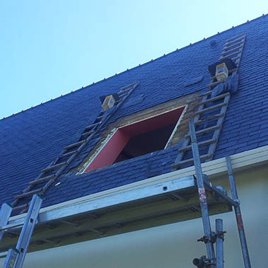 fenêtre de toit - Renovation de charpente saint renan - travaux de zinguerie brest